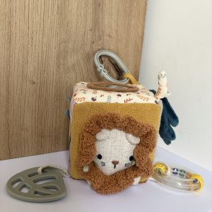 Cube d&rsquo;éveil sensoriel en tissu – Petit lion