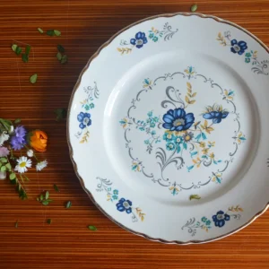 Assiette à liseré or et fleurs bleues