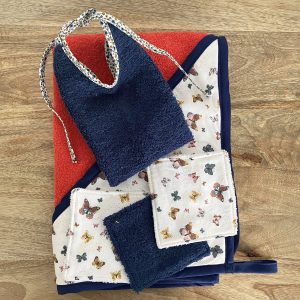 Kit de naissance (cape de bain / cotons lavables / bavoir) – Motif papillon