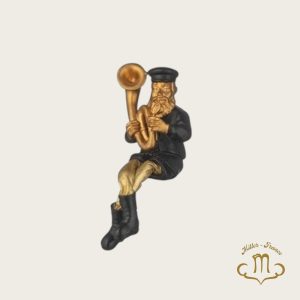 Figurine hassidique assise en polyrésine avec jambes en tissu 25 cm – Joueur de tuba
