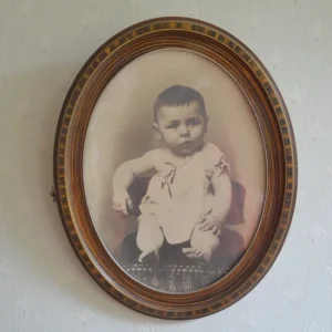 Photo encadrée de bébé en noir et blanc